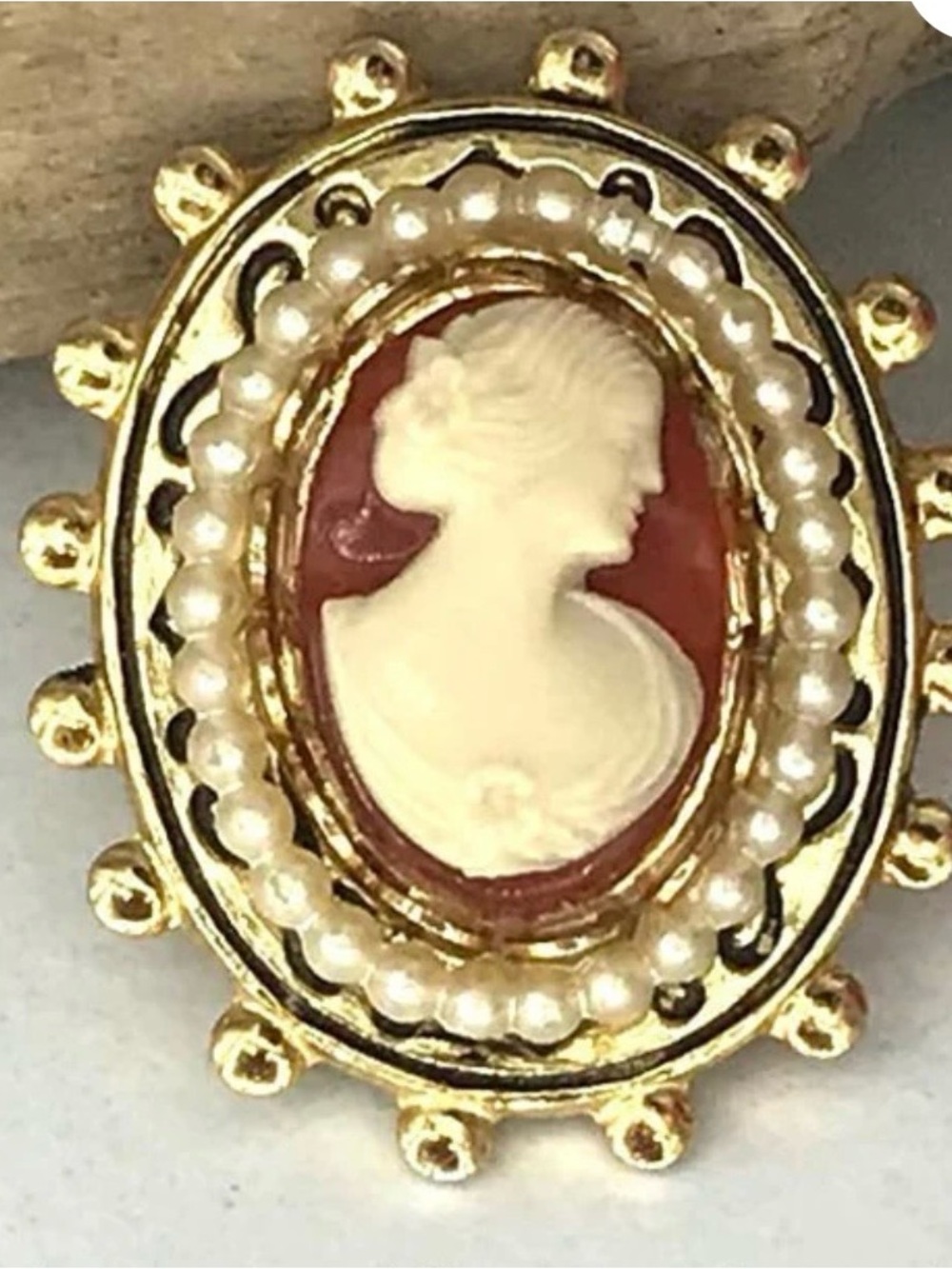 Sarah Coventry sculptured cameo pin/ pendant 1951